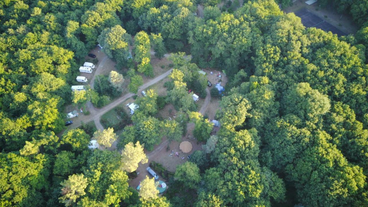 Camping Bois De St Hilaire Chalandray Bagian luar foto