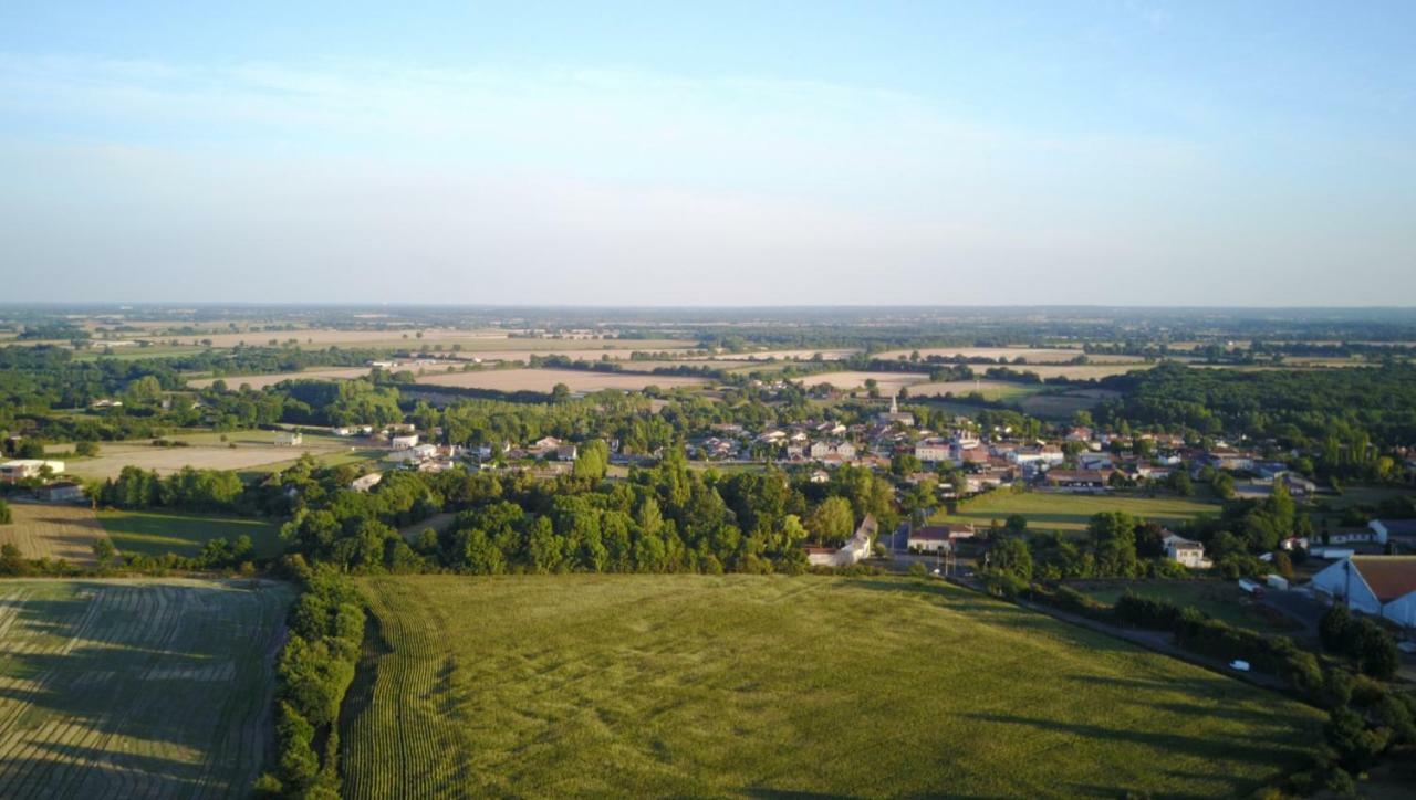 Camping Bois De St Hilaire Chalandray Bagian luar foto